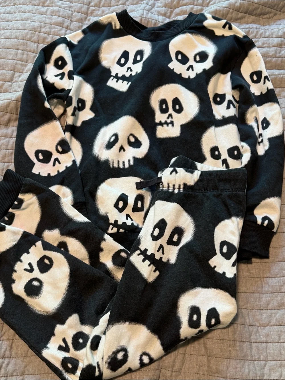 NWOT H&M Black and White Skull Print Halloween Sweatshirt & Pants Set